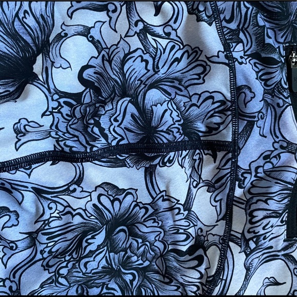 🍋 Like New Lululemon Tights Size 6 🍋 - Picture 6 of 7